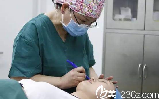 手術(shù)操作臺上的張小紅院長 手術(shù)操作臺上的張小紅院長