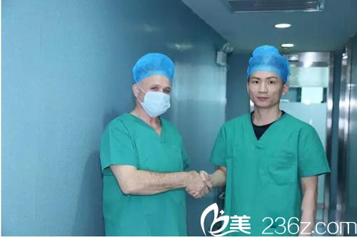 與外國醫(yī)生交流學習