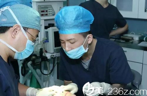 協(xié)助薛手術，并認真學習