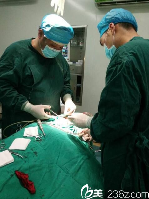 醫(yī)生手術現(xiàn)場圖 醫(yī)生手術現(xiàn)場圖