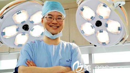 手術(shù)室里工作的金炳鍵院長