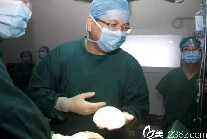 羅盛康講解隆胸技術