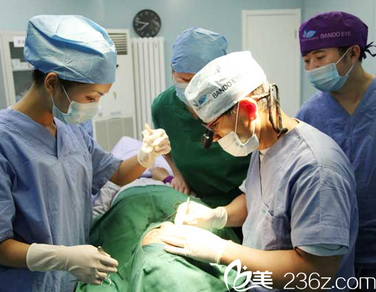 曹仁昌院長(zhǎng)雙眼皮手術(shù)過(guò)程展示 曹仁昌院長(zhǎng)雙眼皮手術(shù)過(guò)程展示