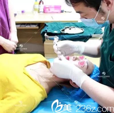 注射玻尿酸隆下巴手術(shù)中 注射玻尿酸隆下巴手術(shù)中