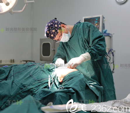 在重慶時(shí)光做DBM生態(tài)美弧隆鼻術(shù)中