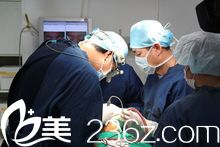 梁曉健主任與韓國隆鼻大師<!--<i data=20240703-sp></i>-->一同手術(shù) 梁曉健主任與韓國隆鼻大師<!--<i data=20240703-sp></i>-->一同手術(shù)