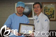 梁曉健主任與隆鼻之王<!--<i data=20240703-sp></i>-->合影 梁曉健主任與隆鼻之王<!--<i data=20240703-sp></i>-->合影