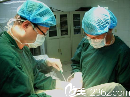 朱洪濤與乳房整形醫(yī)生亓發(fā)芝同臺手術(shù)