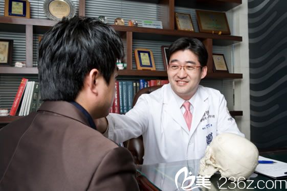 接受愛美者咨詢的李碩埈院長 接受愛美者咨詢的李碩埈院長