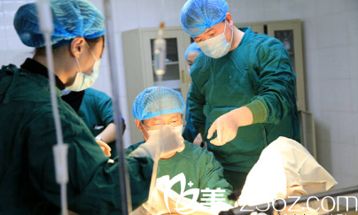 王家林醫(yī)生正在做吸脂手術(shù)