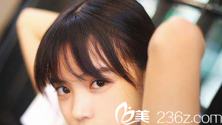 少女臉豐滿的臥蠶