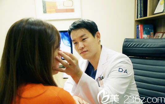 裴仁鎬院長(zhǎng)接受愛(ài)美者眼整形咨詢