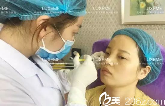 李大琦醫(yī)生為佩佩注射玻尿酸 李大琦醫(yī)生為佩佩注射玻尿酸