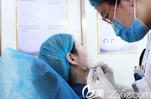 注射手術(shù)中的<!--<i data=20240703-sp></i>-->醫(yī)生