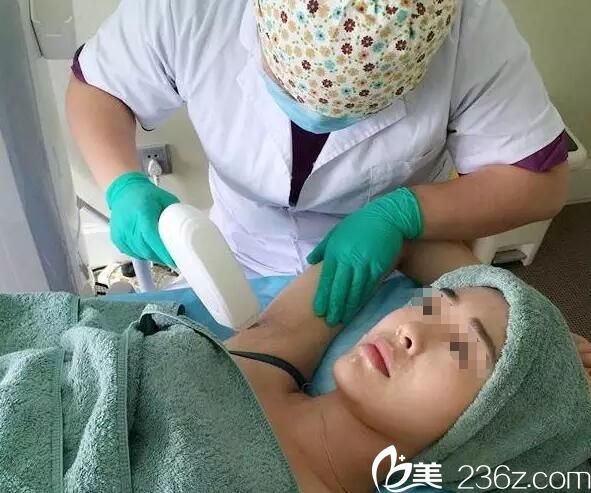 激光脫腋毛手術(shù)過程中 激光脫腋毛手術(shù)過程中