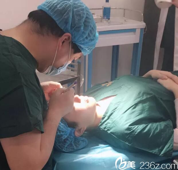 孫凱博士正在為雙眼皮手術(shù)者設(shè)計手術(shù)方案 孫凱博士正在為雙眼皮手術(shù)者設(shè)計手術(shù)方案