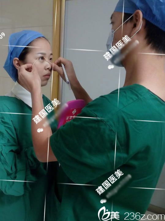 徐院長(zhǎng)為木木設(shè)計(jì)雙眼皮方案 徐院長(zhǎng)為木木設(shè)計(jì)雙眼皮方案