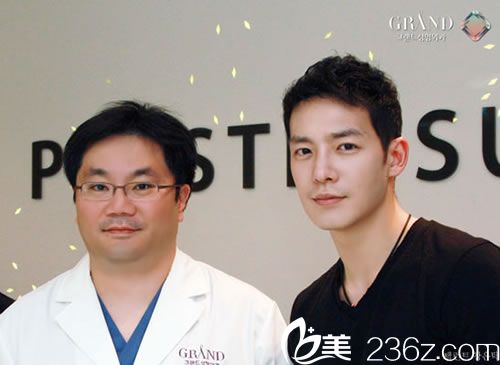演員Kang Eun Tak與高蘭得整形外科柳相旭院長合影 演員Kang Eun Tak與高蘭得整形外科柳相旭院長合影