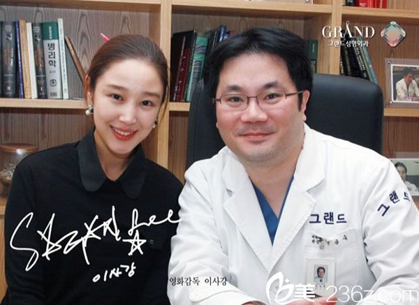 電影導(dǎo)演Lee Sa Gang與高蘭得柳相旭院長合影留念 電影導(dǎo)演Lee Sa Gang與高蘭得柳相旭院長合影留念