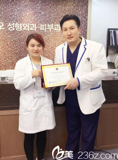 呂丹丹與韓國(guó)醫(yī)生合影