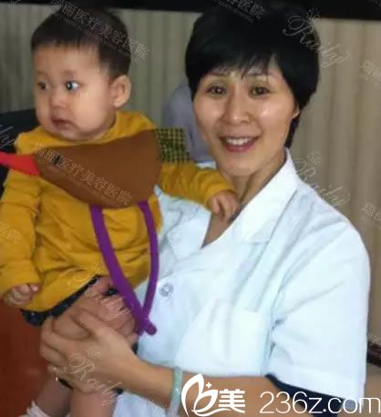 術(shù)前張冰帶孩子時(shí)候的照片 術(shù)前張冰帶孩子時(shí)候的照片