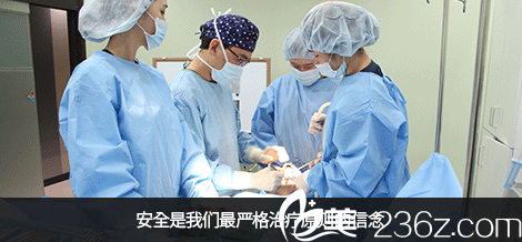 韓國齊娥牙科手術(shù)會診中