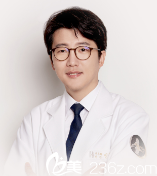 韓國(guó)現(xiàn)代美學(xué)整形醫(yī)院鄭院長(zhǎng) 韓國(guó)現(xiàn)代美學(xué)整形醫(yī)院鄭院長(zhǎng)