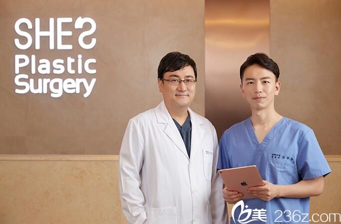 韓國(guó)SHE’S整形外科醫(yī)院醫(yī)生留影