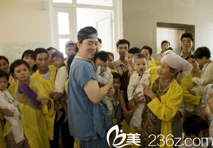 狎鷗亭YK醫(yī)院金勇圭院長(zhǎng)幫助貧困地區(qū)兒童 狎鷗亭YK醫(yī)院金勇圭院長(zhǎng)幫助貧困地區(qū)兒童