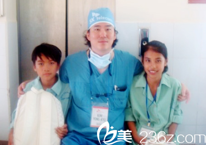 金勇圭院長(zhǎng)與貧困地區(qū)兒童合影 金勇圭院長(zhǎng)與貧困地區(qū)兒童合影