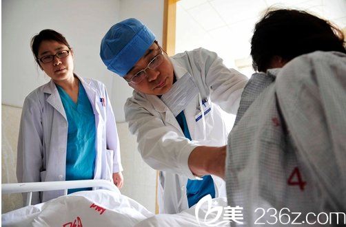 <!--<i data=20240703-sp></i>-->教書在查看愛美者隆胸恢復(fù)情況