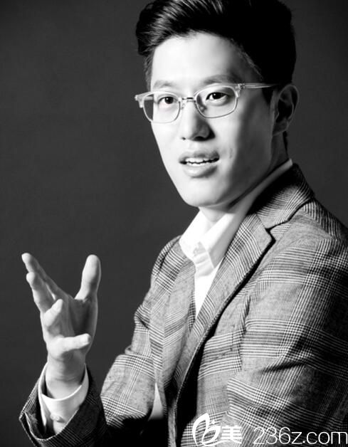 樸埈亨 胸部整形院長