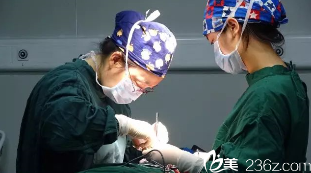 梁潔院長手術(shù)中 梁潔院長手術(shù)中