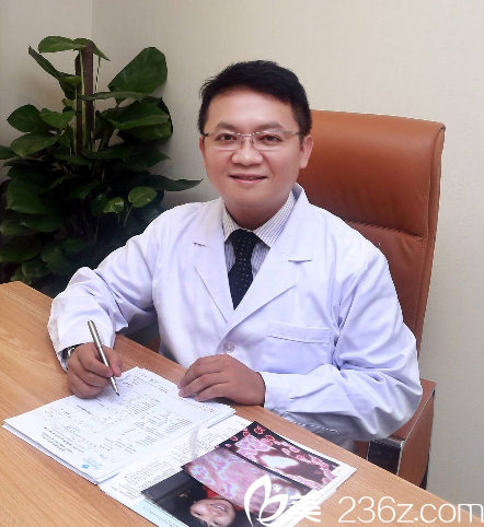 呂博士認(rèn)真工作中 呂博士認(rèn)真工作中