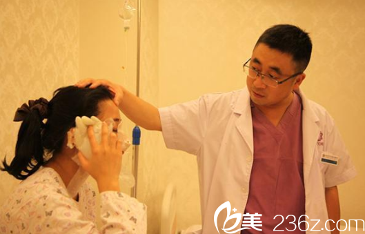 李志生醫(yī)生面診中 李志生醫(yī)生面診中