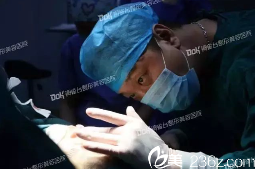 李炳澮院長(zhǎng)好專(zhuān)注啊