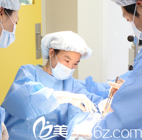 假體豐胸手術(shù)過(guò)程中 假體豐胸手術(shù)過(guò)程中