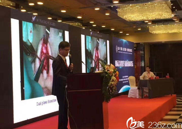 徐萬群院長在美容整形新進(jìn)展<!--<i data=20240703-sp></i>-->論壇上發(fā)表演講