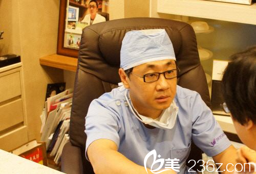薛澈煥院長面診中
