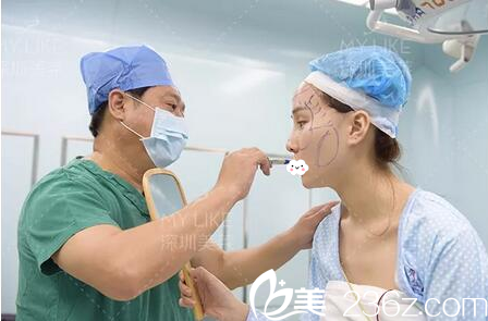 郭杰院長在做脂肪填充術(shù)前畫線