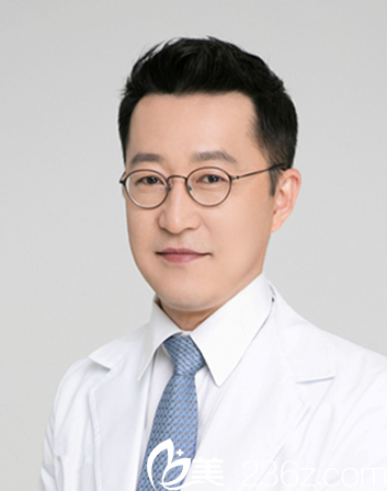 韓國(guó) DELUX 整形醫(yī)院院長(zhǎng)盧相勛 韓國(guó) DELUX 整形醫(yī)院院長(zhǎng)盧相勛