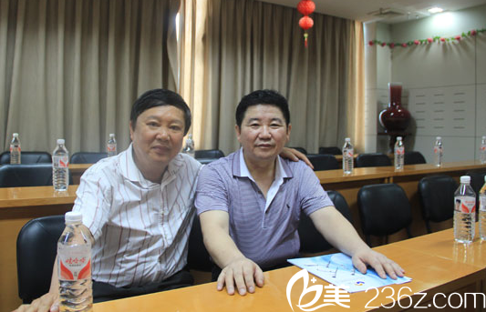 澳泰整形醫(yī)院曾兆舜醫(yī)生與柳大烈博士合影 澳泰整形醫(yī)院曾兆舜醫(yī)生與柳大烈博士合影