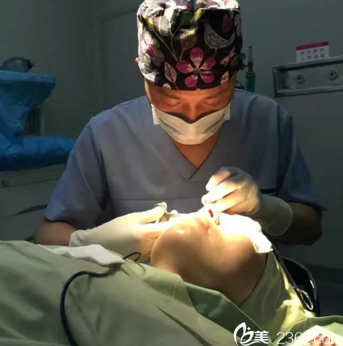 蔣新力正在手術(shù) 蔣新力正在手術(shù)