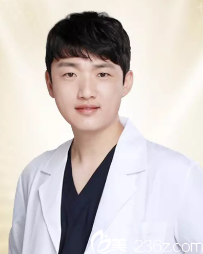 肇慶華美醫(yī)學整形美容醫(yī)院黃萬宇醫(yī)生