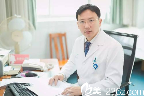 工作中的魯峰 工作中的魯峰