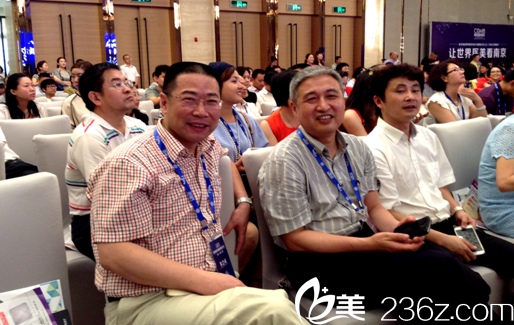 周震明院長(zhǎng)參與學(xué)會(huì)交流