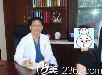 金東一為求美者面診 金東一為求美者面診