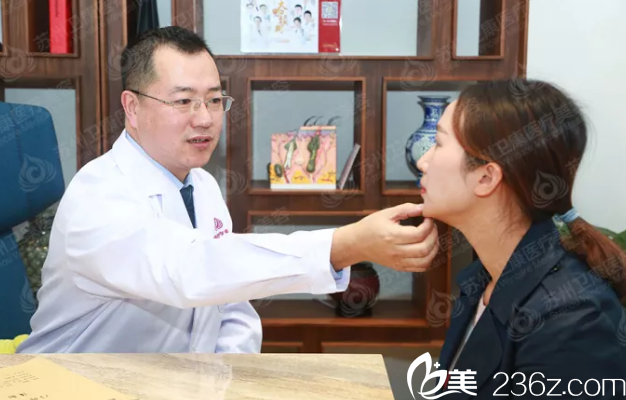 林廣興博士面診過(guò)程中 林廣興博士面診過(guò)程中