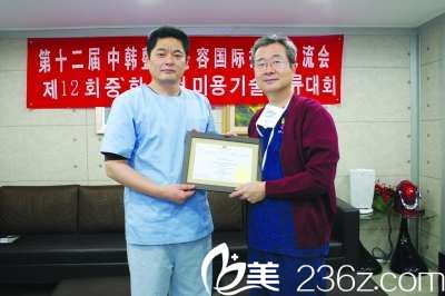 仝潤澤應邀與“韓國鼻整形之父”<!--<i data=20240703-sp></i>-->博士同臺手術