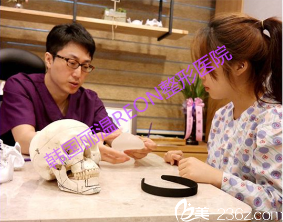 鄭康在院長(zhǎng)面診 鄭康在院長(zhǎng)面診